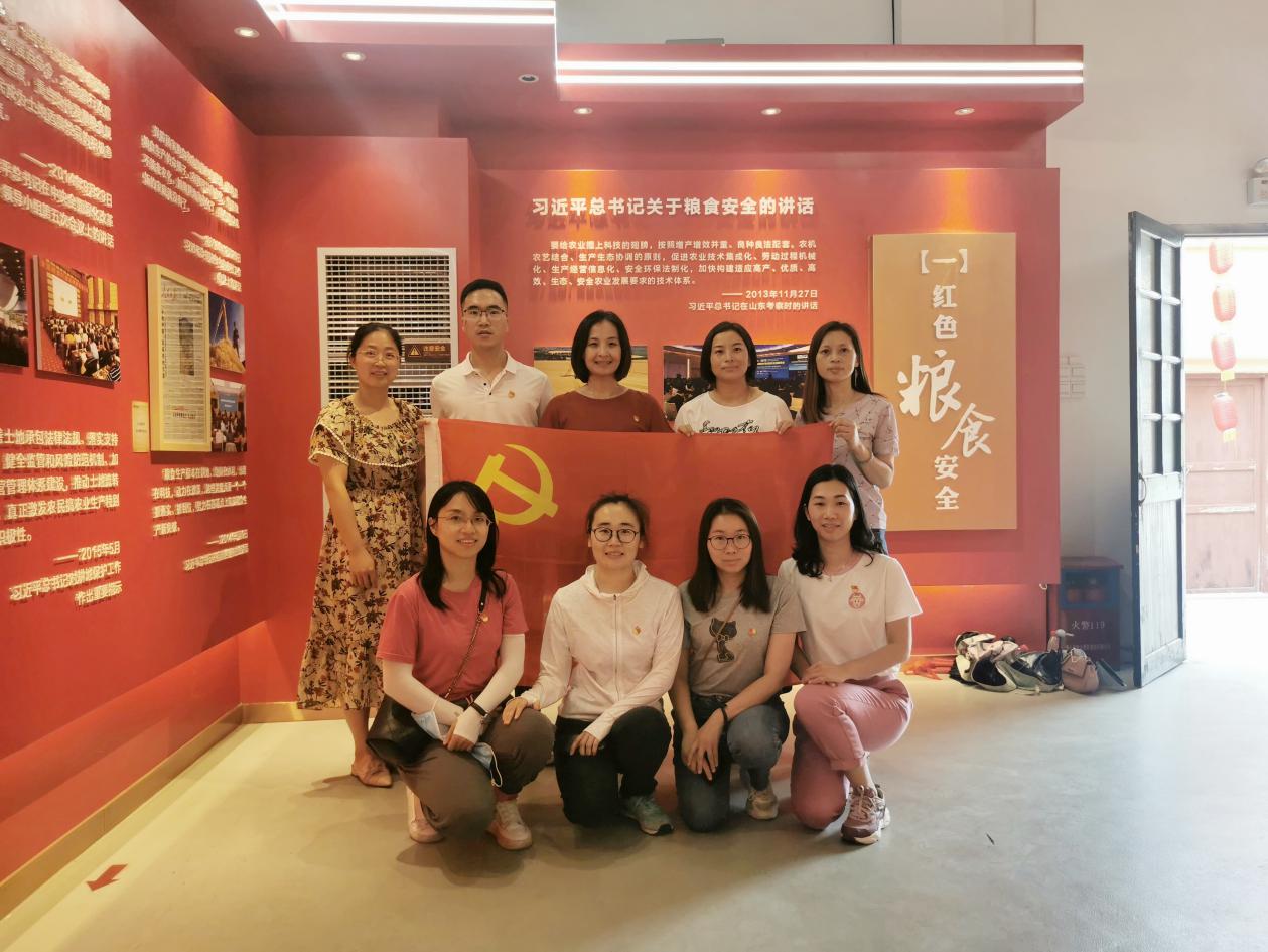 图5:参观粮食博物馆大合照